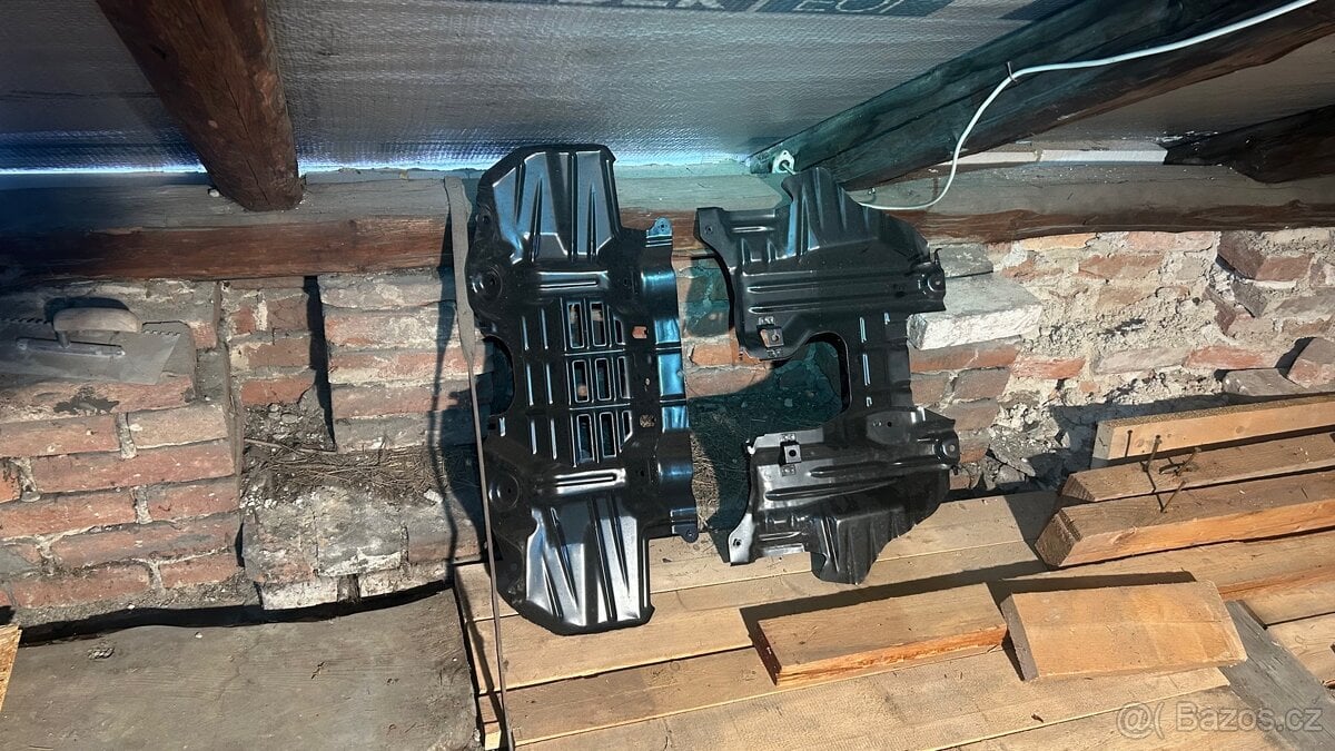 Plechy pod motor a převodovku Hilux