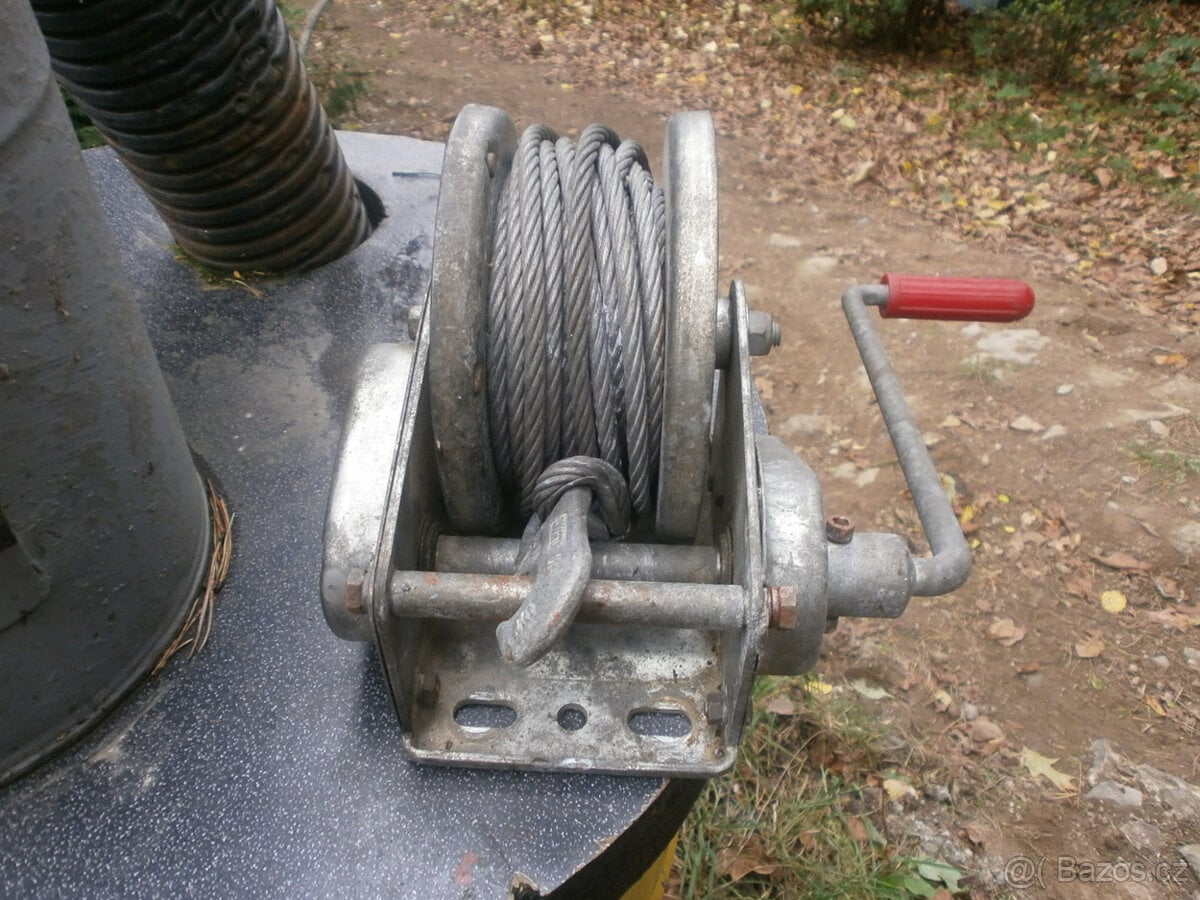 Naviják na přepravník automobilů