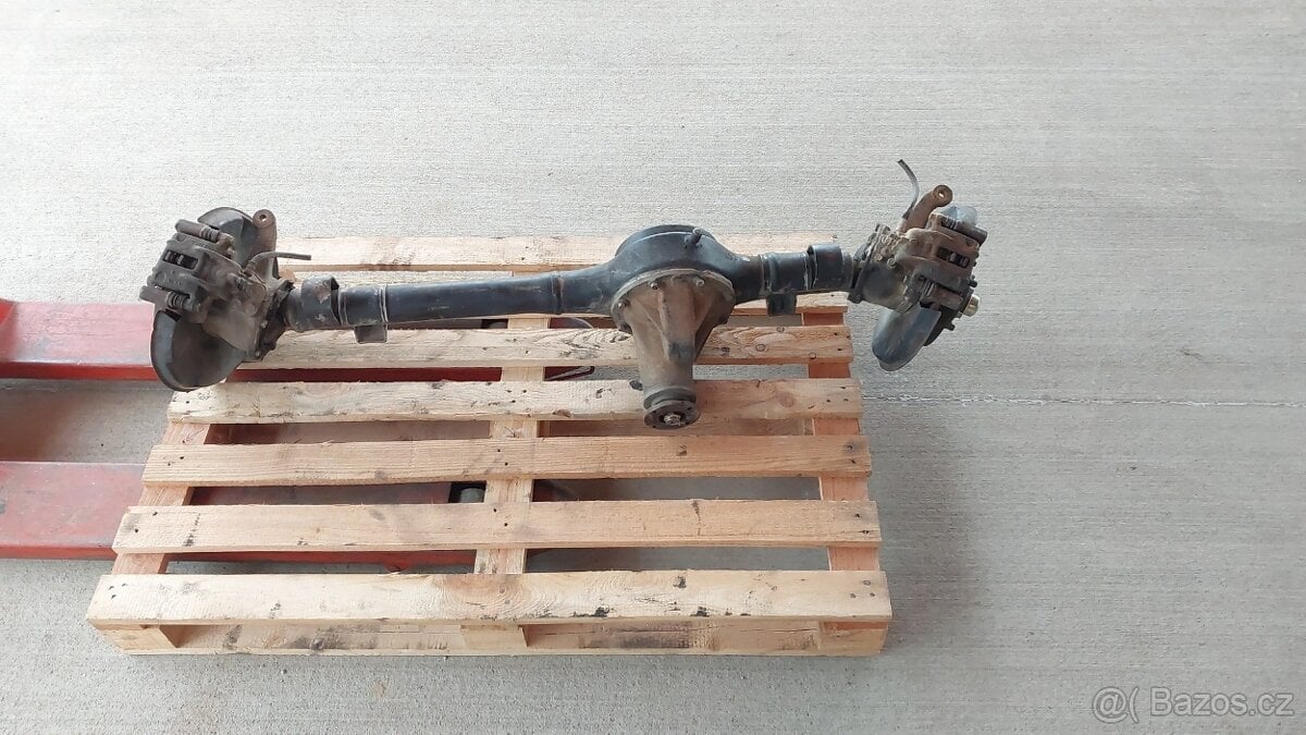 Suzuki Samurai SJ413 – Náprava přední široká