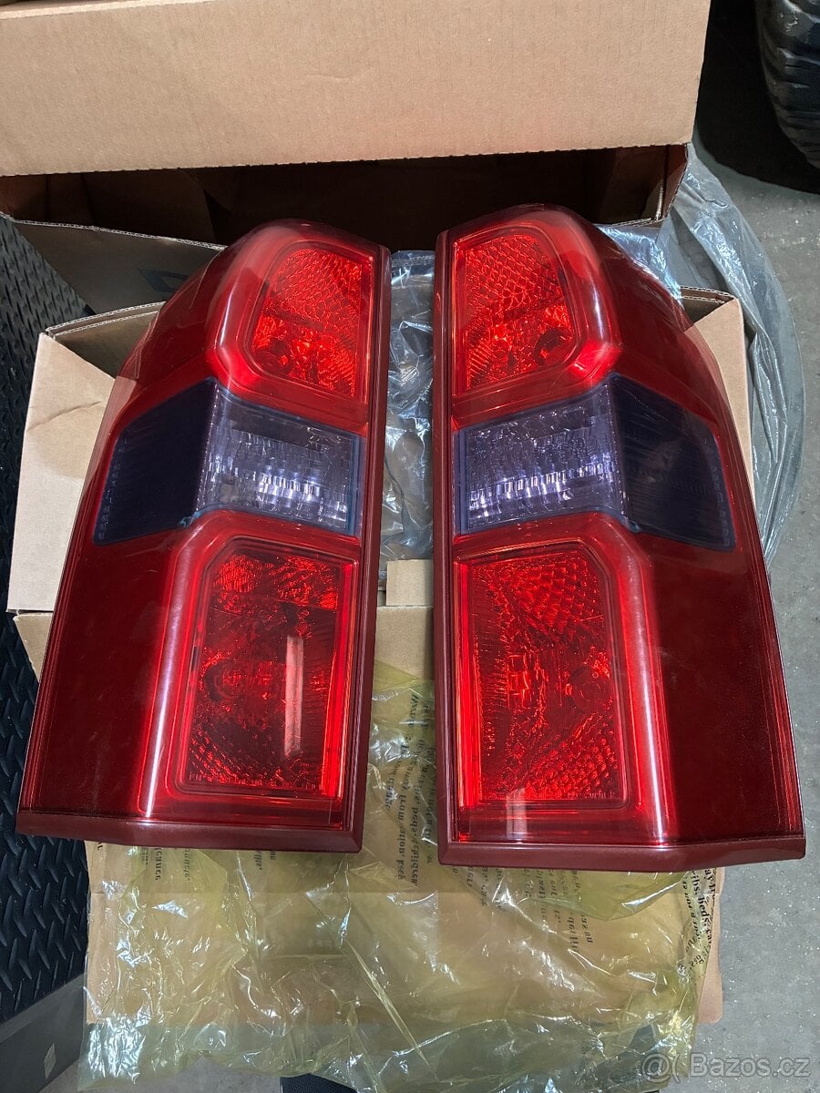 Zadní lampy originál Nissan Patrol Y61 GU4