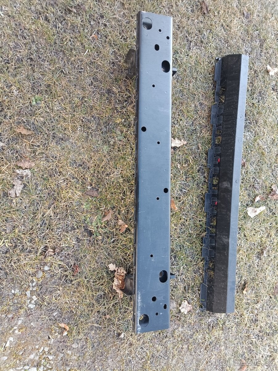 Toyota Hilux výztuha předního nárazníku