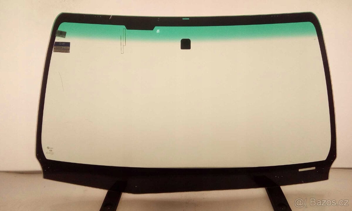 Toyota Hilux čelní sklo
