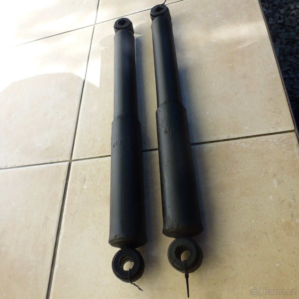 Suzuki Samurai zadní tlumiče pérování