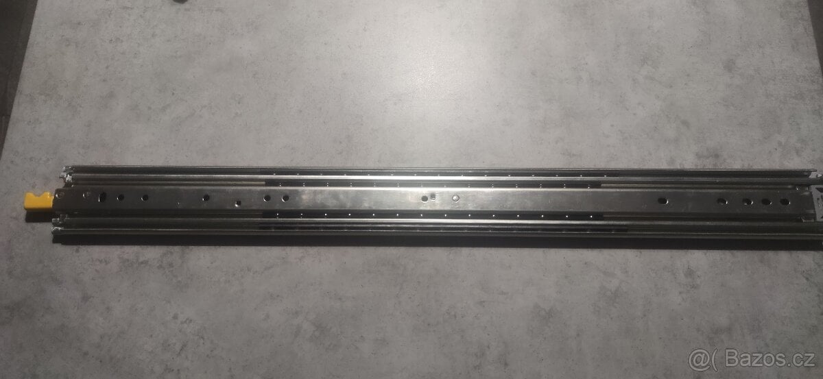 Plnovýsuv kuličkový s aretací , pojezdy pro zásuvky, výsuv