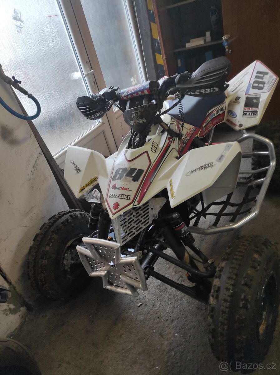 Závodní čtyřkolka Suzuki