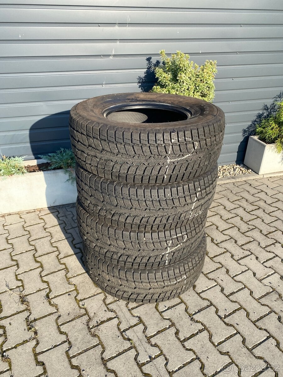 Prodám 4 zanovní zimní pneumatiky Toyo GSI-6 LS 285/70 R17 –