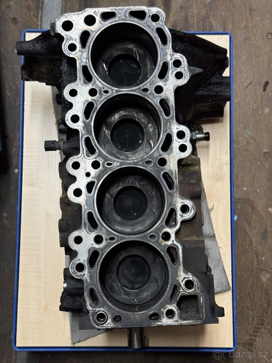 Spodek motoru / blok s klikou Nissan 2.5dCi YD25