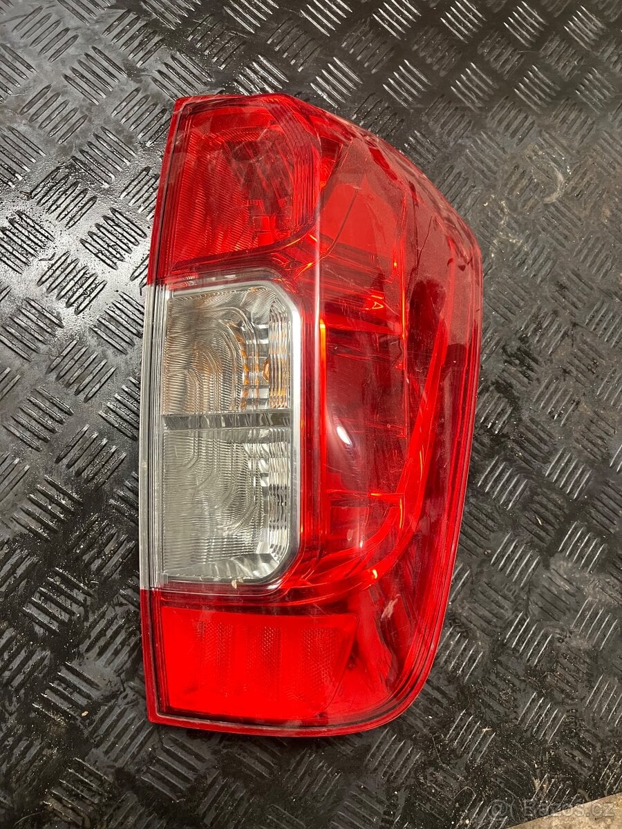 Zadní světlo Nissan Navara