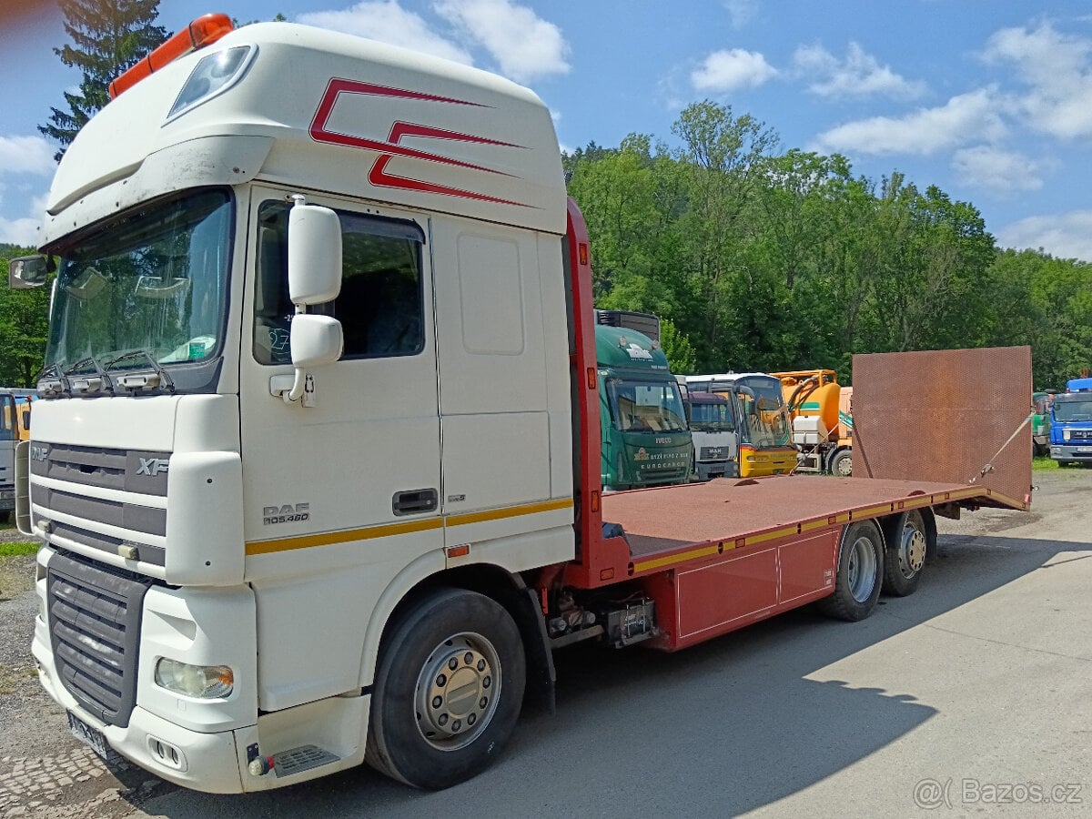 DAF XF 105.460 PŘEPRAVNÍK STROJŮ A VOZIDEL -14 T -
