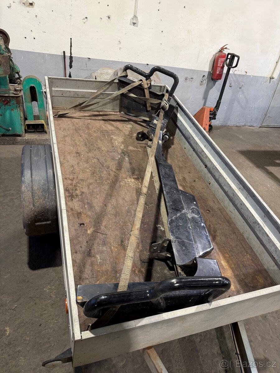 Poškozený zadni pevnostní nárazník Nissan patrol y61