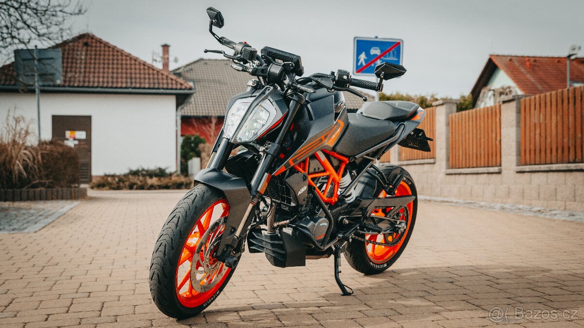 KTM DUKE 125 BLACK 2022 / najeto: 5.900 km