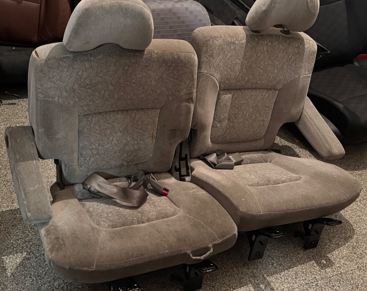 Zadní sedačky + bočnice Nissan Patrol Y61 3dv. / díly