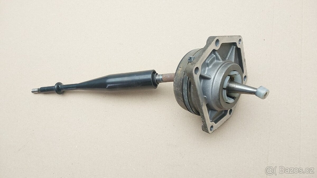 Nissan Navara a Pathfinder  : Řadící páka 32839EA20B