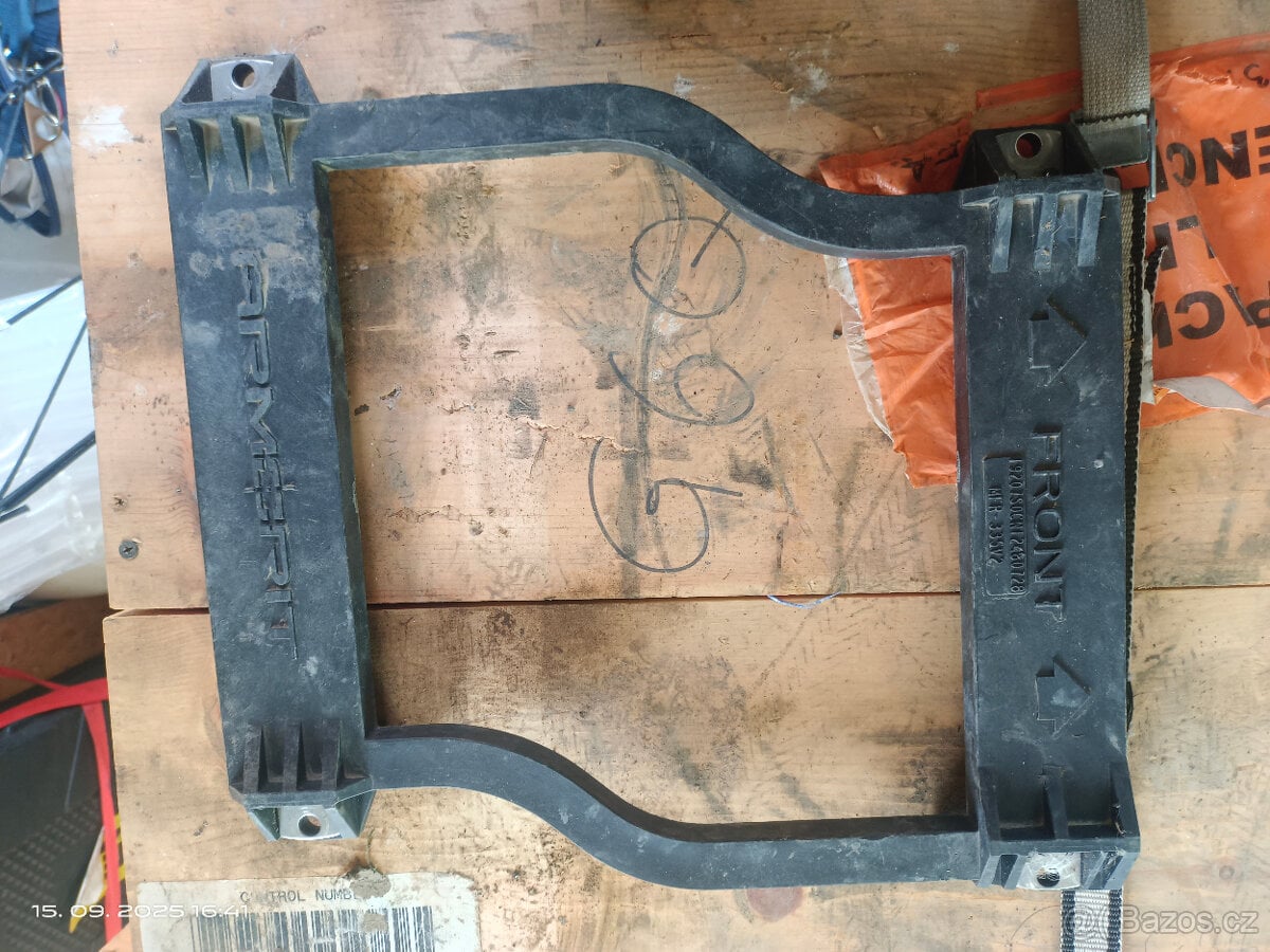 Držák batérií. Humvee Hummer H1