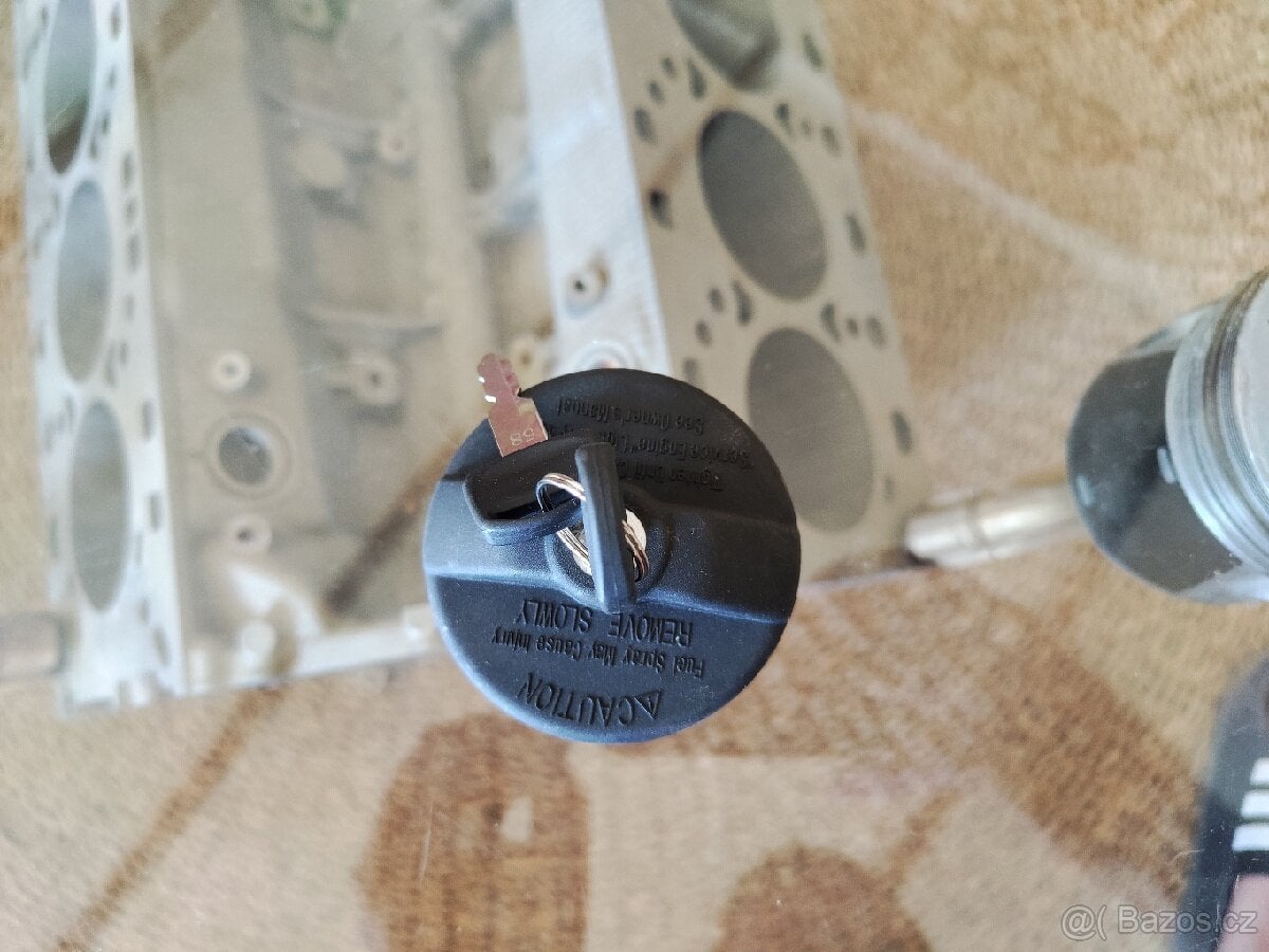 Hummer H2 zamykací víčko nádrže