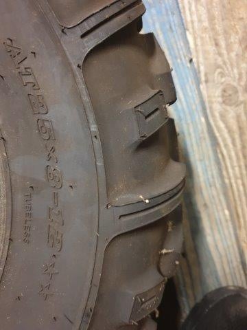Pneu na čtyřkolku s hřeby