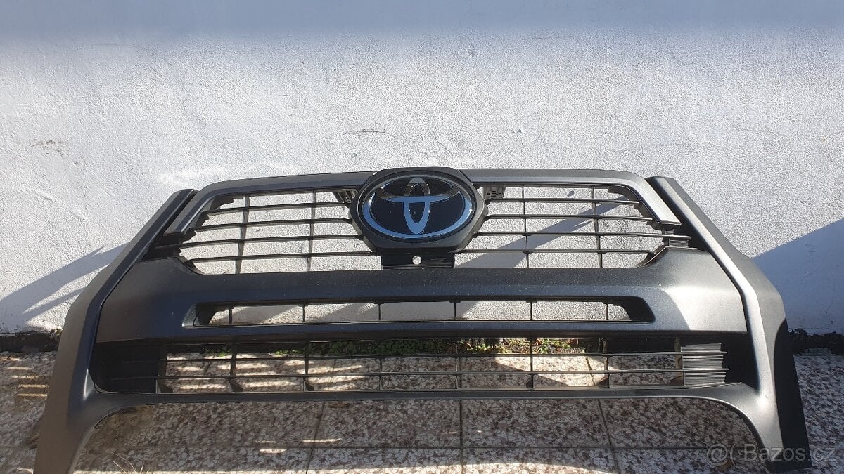 TOYOTA HILUX INVINCIBLE - maska