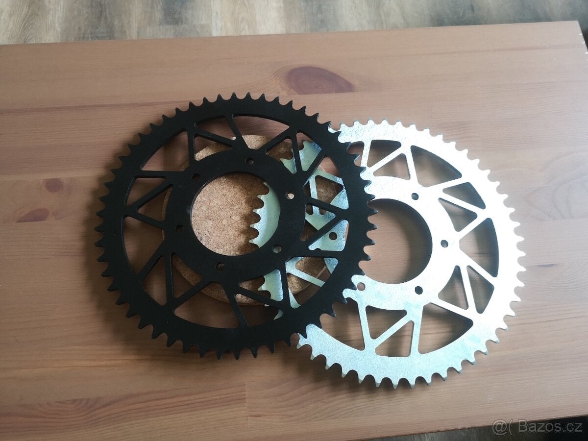 Surron Ultra Bee,  nové rozety, 54 zubů.