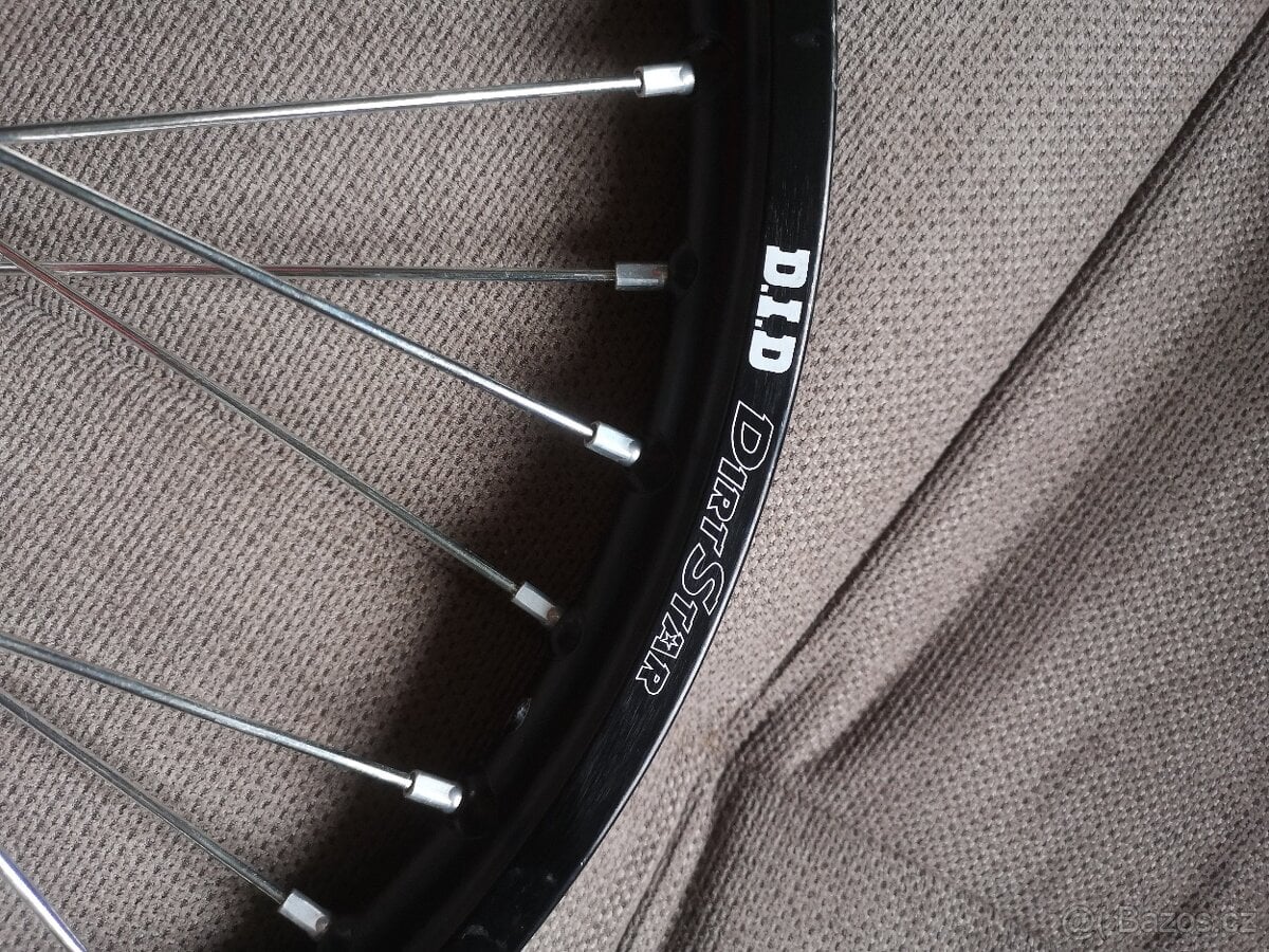 Honda CRF 450R, 2022, nové přední kolo.