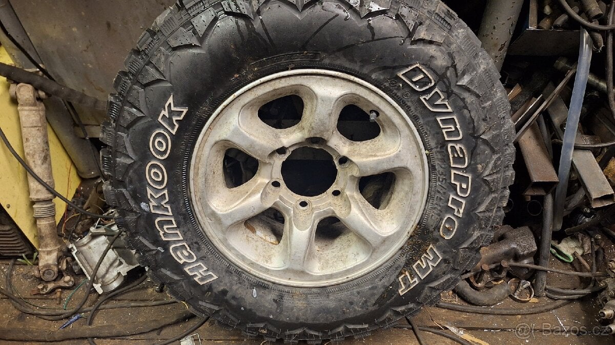 Rezervní kolo Mitsubishi Pajero