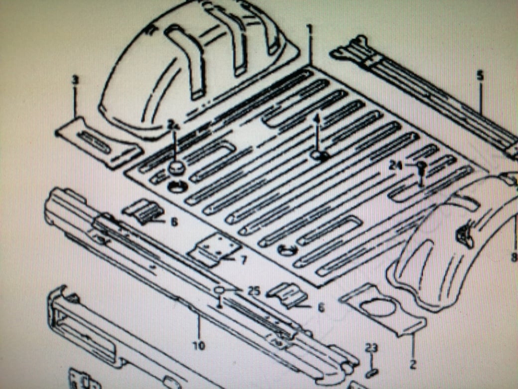 Podlaha kufru Suzuki Samurai.