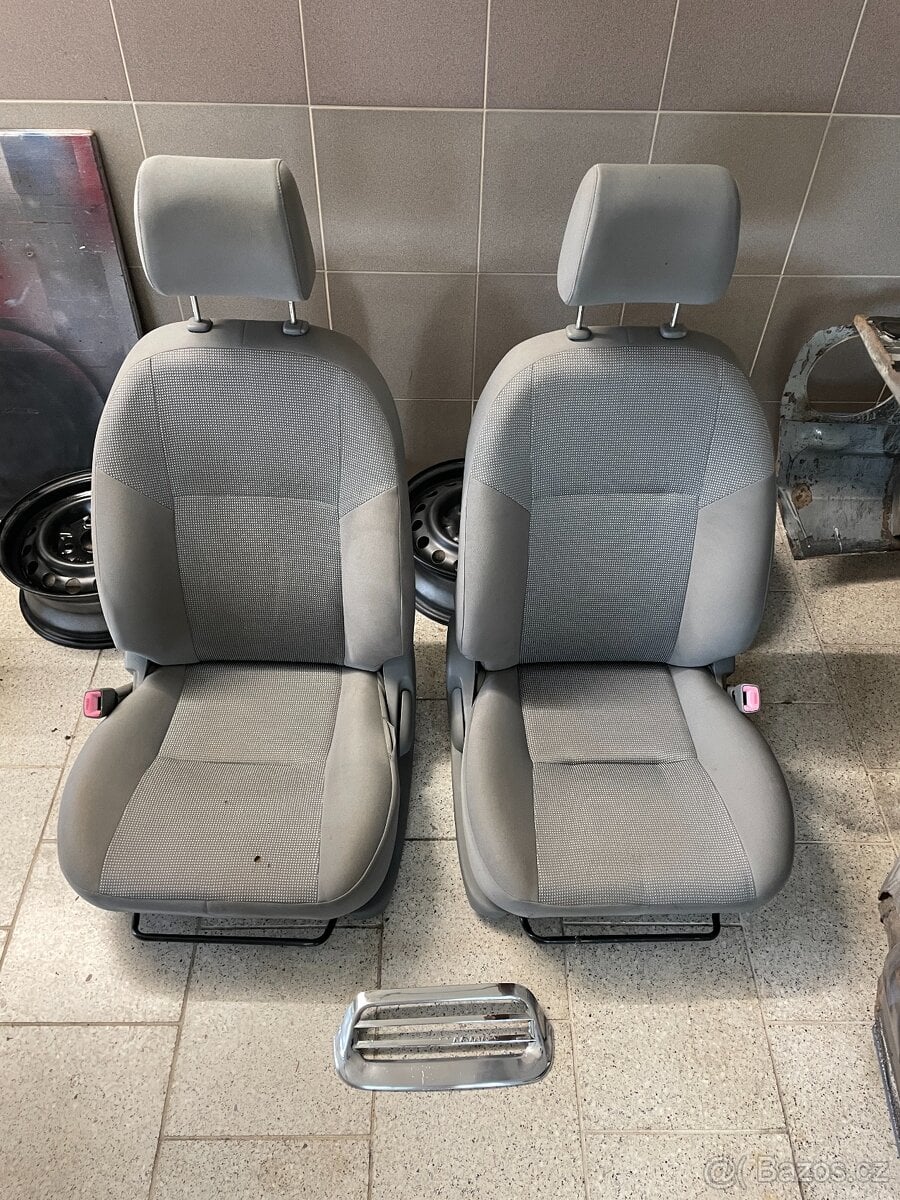 Sedadla Toyota Hilux 2010