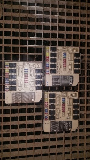 pojistkova deska Nissan Navara D40