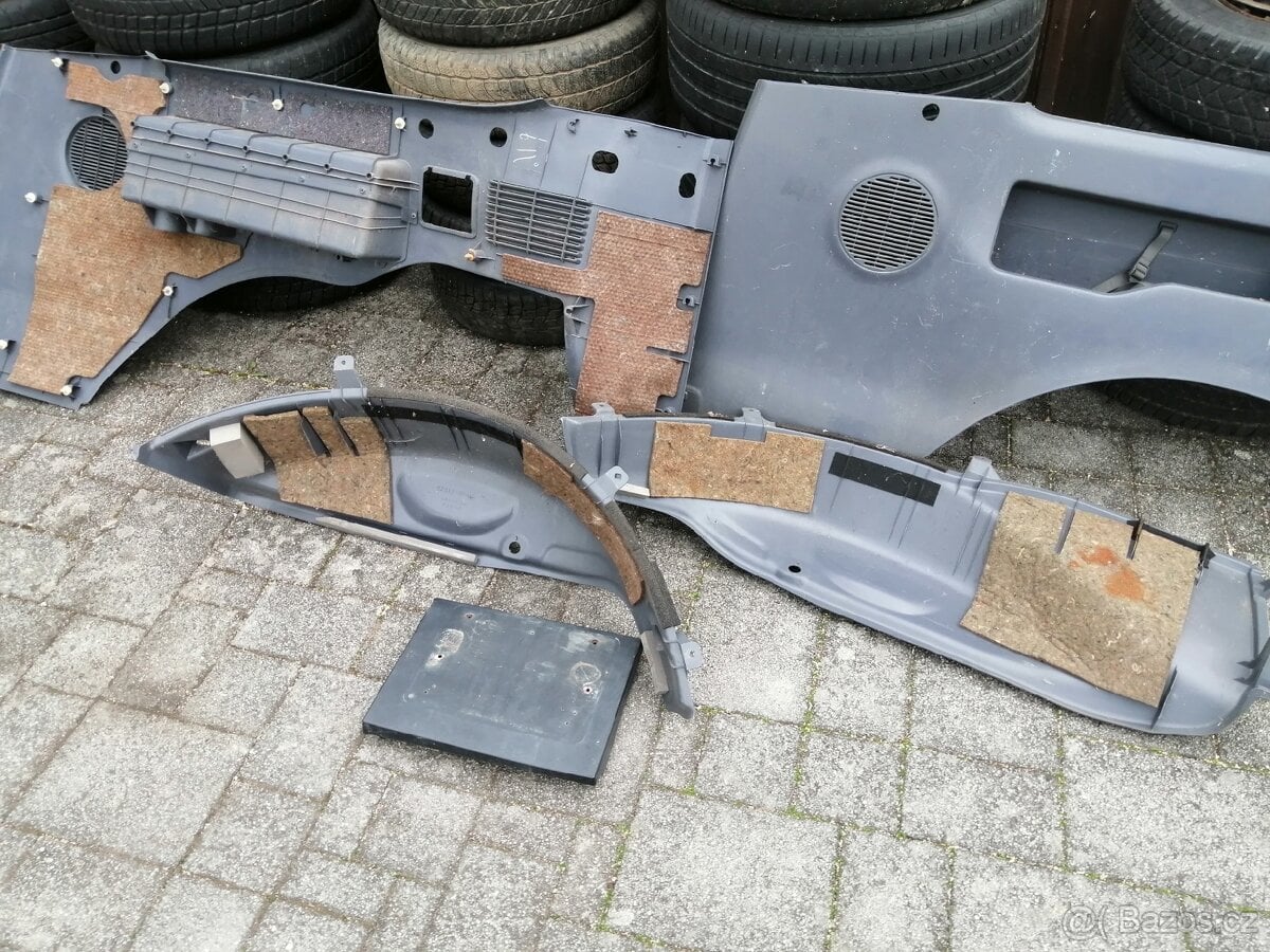 Zadní plasty kufru Toyota Land Cruiser 90