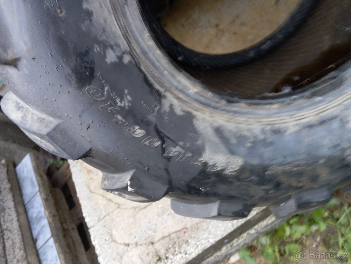 Pneu na čtyřkolku