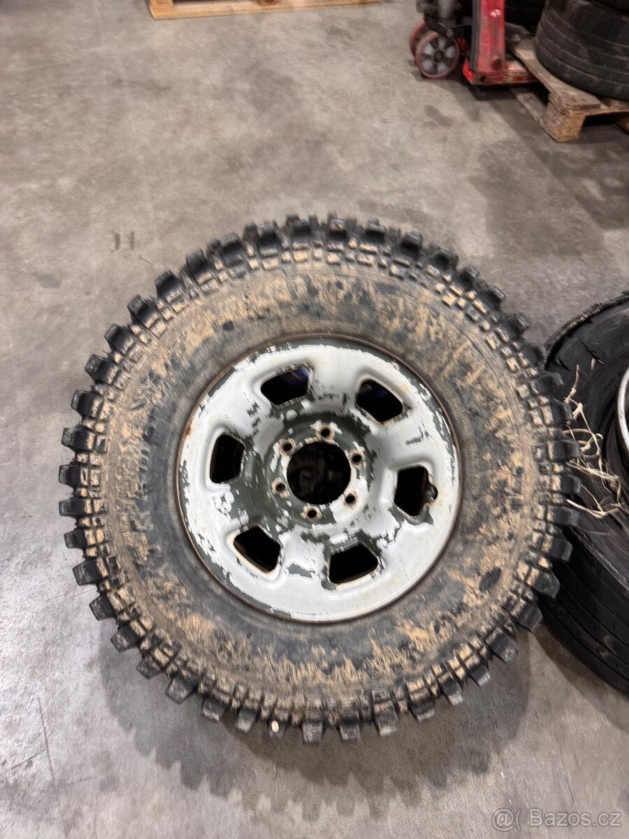 5x offroad pneu na disku Nissan 6x 139,7 285/76/16