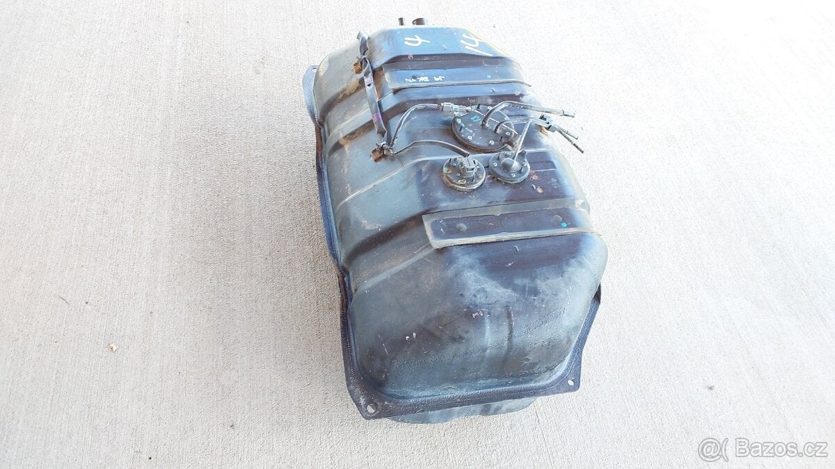 Toyota LC90 - Nádrž