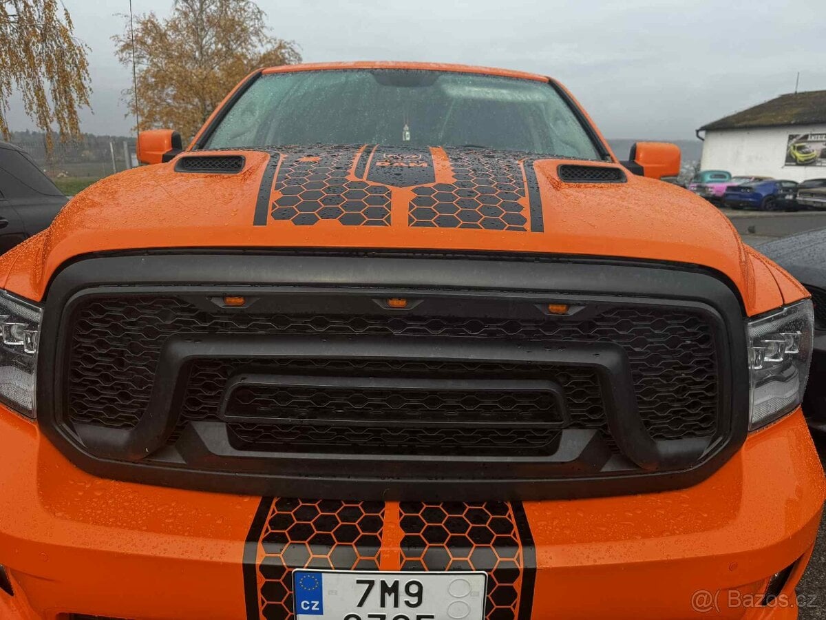 Dodge ram 1500 4.g maska s led