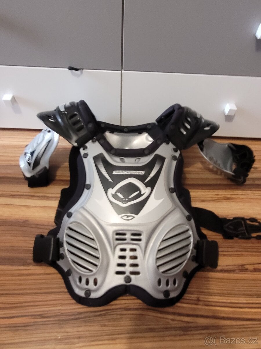 juniorský hrudný chránič UFO 8-12