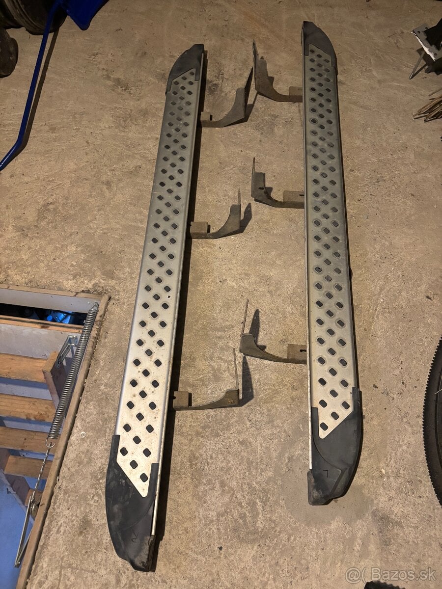 Amarok bočné nášľapné rámy originál