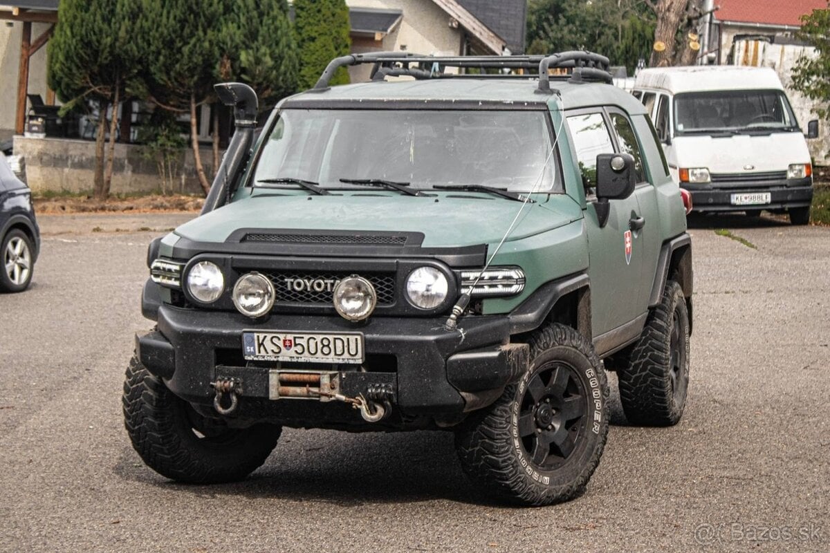 Toyota FJ Cruiser Land