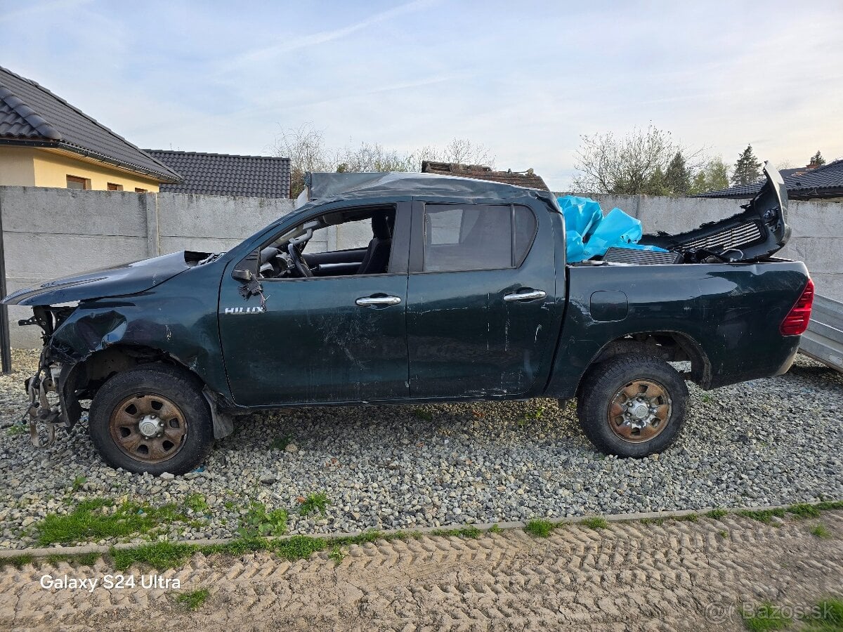 Predám havarovanú Toyota Hilux 2.4D, 110kW v celku/na diely