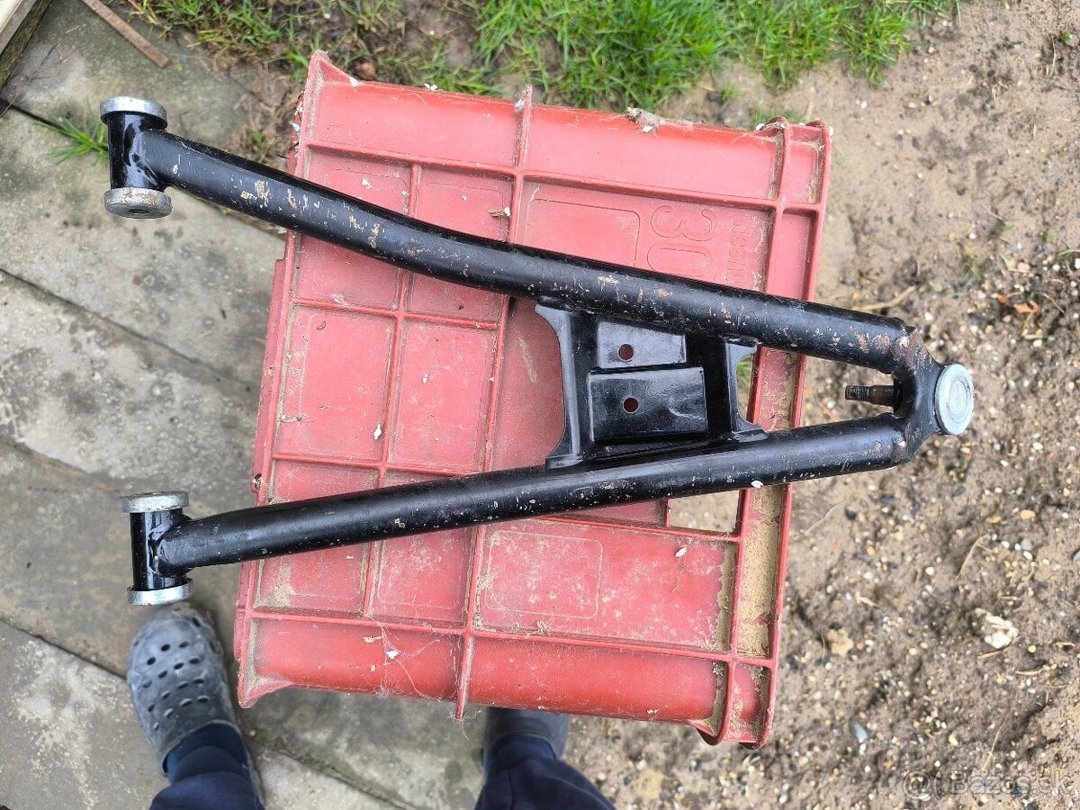 Spodné pravé rameno YFZ450r