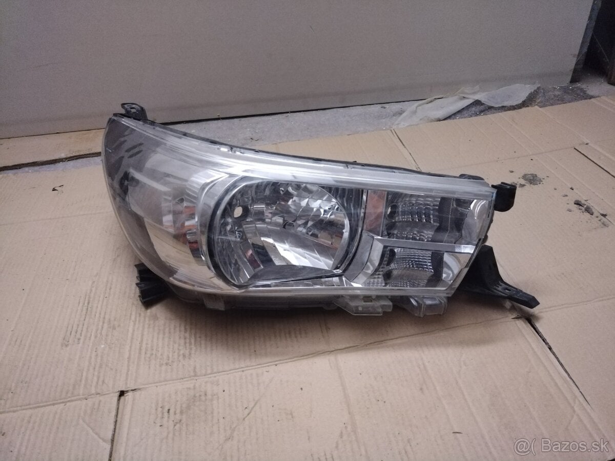 Predné prave svetlo Toyota Hilux r. 2015+