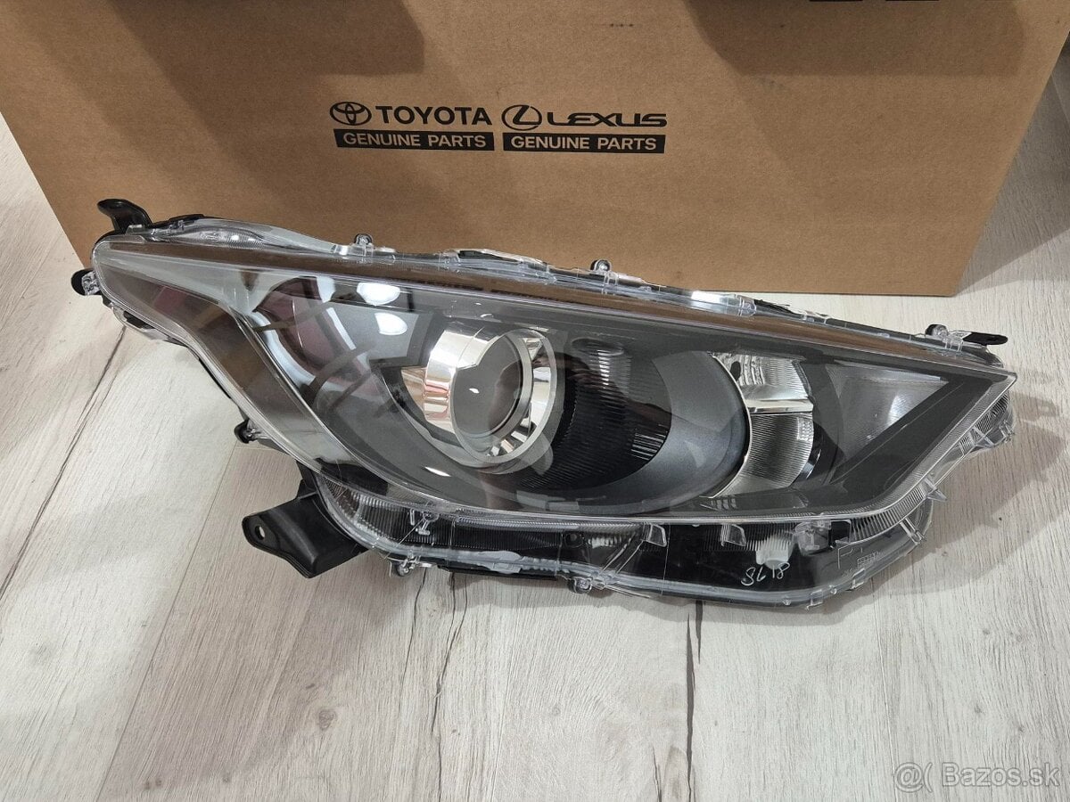 Pravé predné svetlo Toyota Hilux