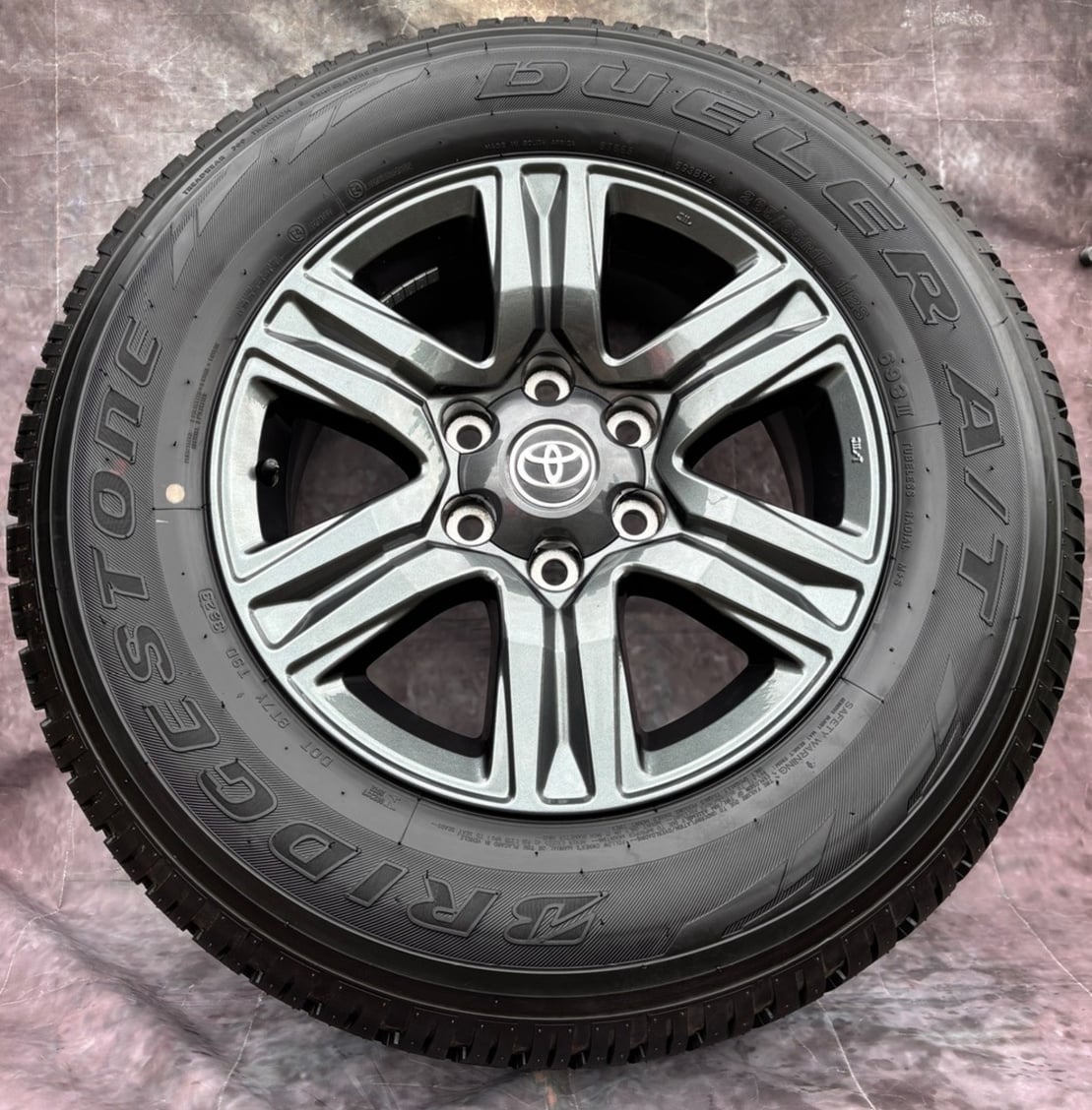 Zánovní alu Toyota Hilux 265/65R17 112S 99% VZORKU