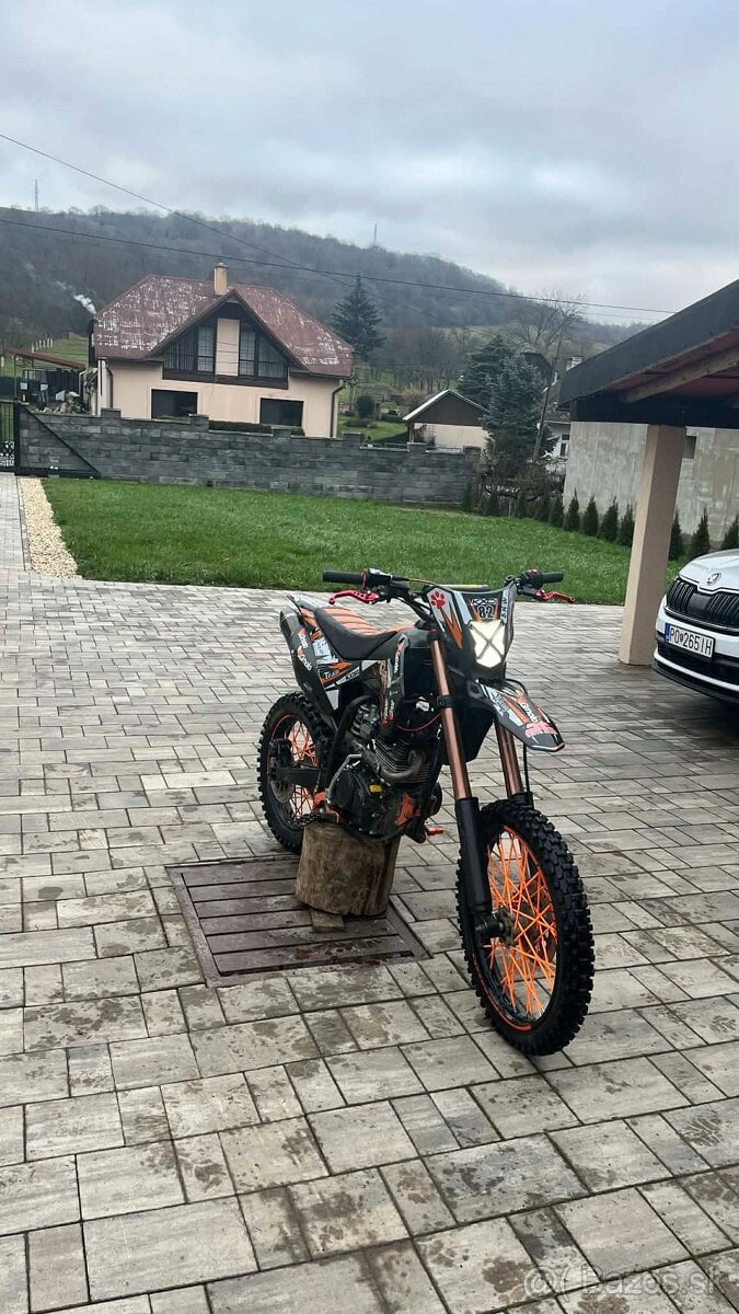 Predám motorku kxd 150