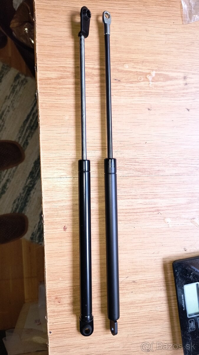 Suzuki Samurai tlmič na dvere