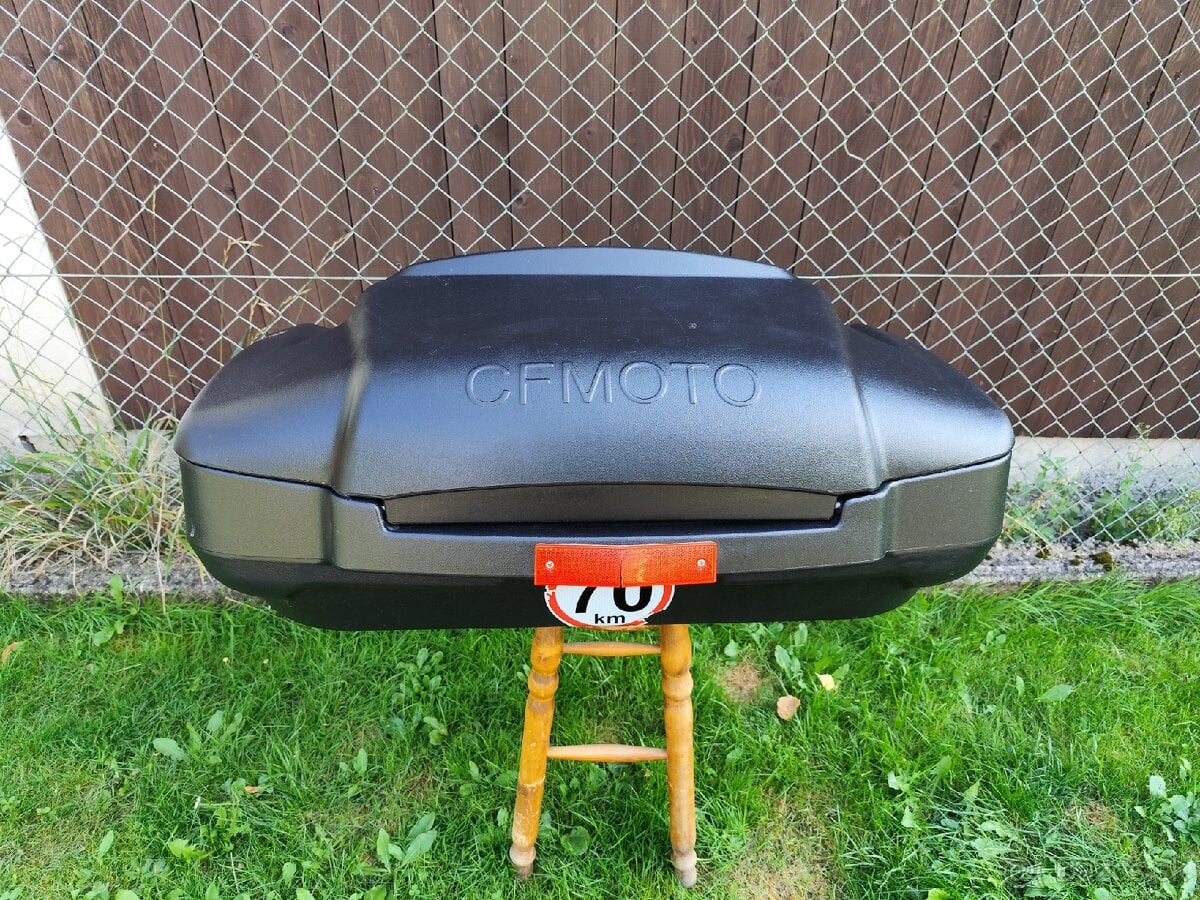 Zadný plastový kufor CF moto X8