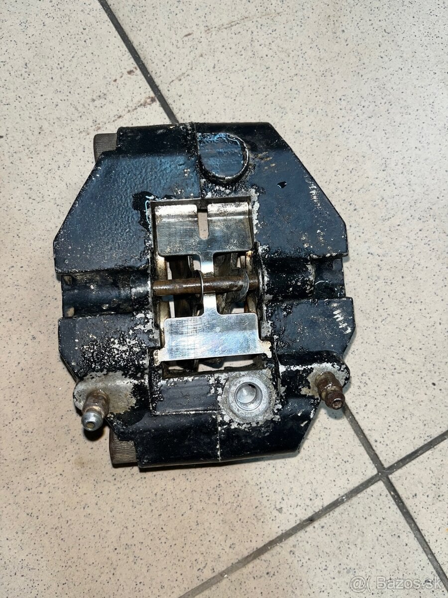 Zadný brzdový strmen na cf moto x8