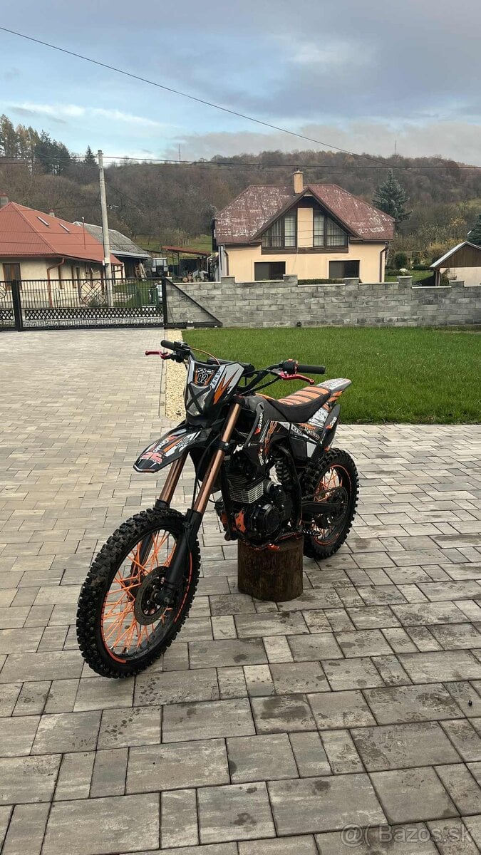 Predám motorku kxd 150