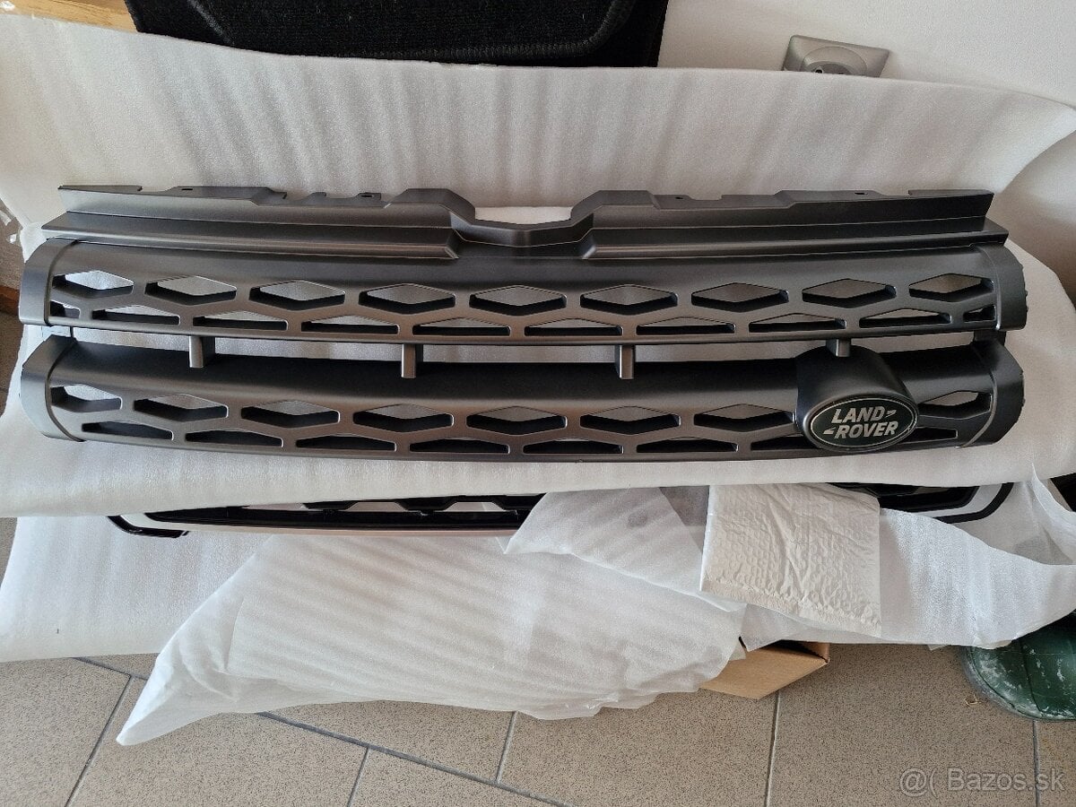 Range Rover Evoque -mriežka mezi svetlá