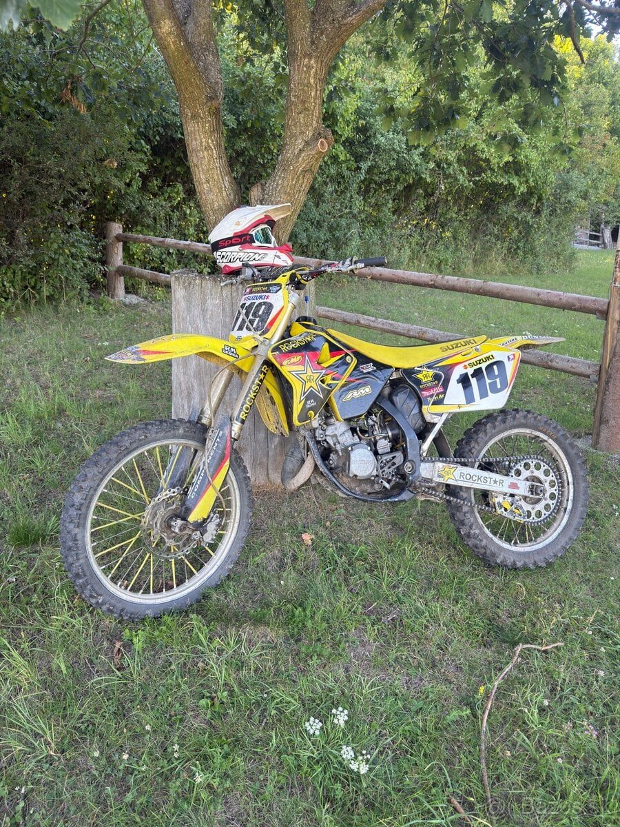 Suzuki rm 125 2T v zábehu