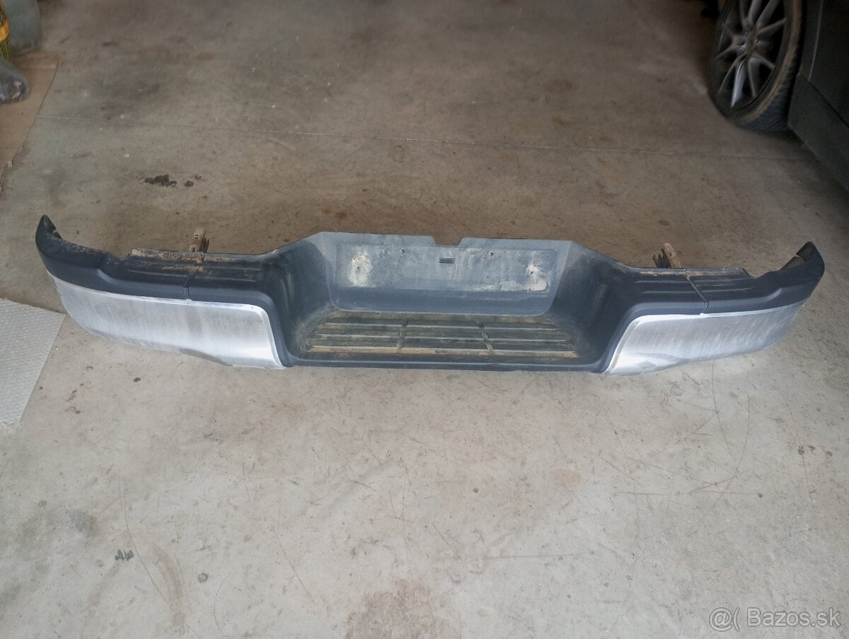 Toyota Hilux Revo 2019-originálny zadný nárazník chróm