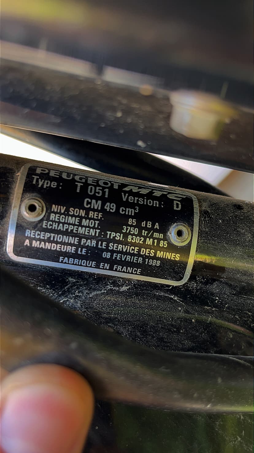 Moped Clasic Peugeot - Perfect pentru Nostalgici și Aventuri Urbane!