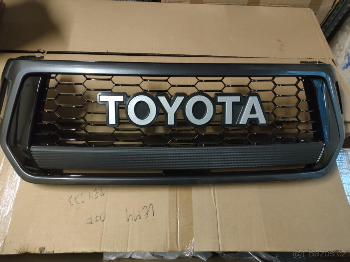 Maska TOYOTA Hilux REVO